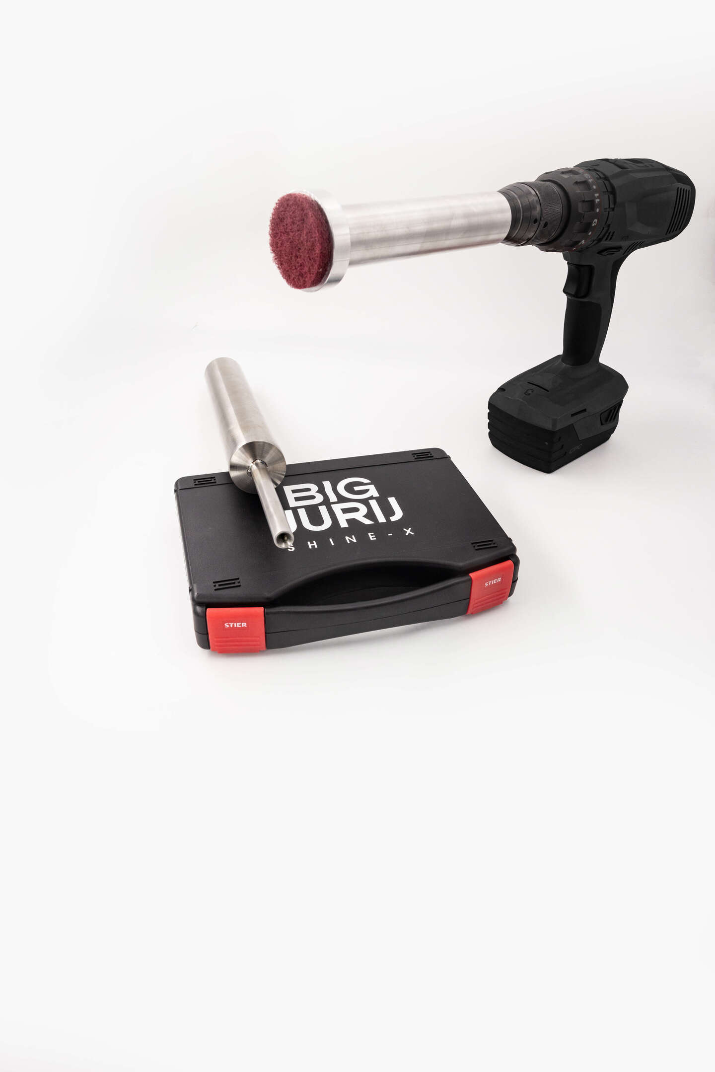 Ein elektrisches Poliergerät mit einem roten Polierkopf und einem Metallstab, das auf einem schwarzen Koffer mit der Aufschrift "BIG URIJ SHINE-X" platziert ist.